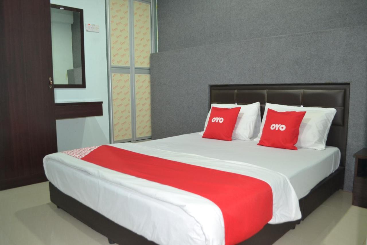 Oyo 89737 Hotel Tishoa Kampong Batu Tiga Ngoại thất bức ảnh