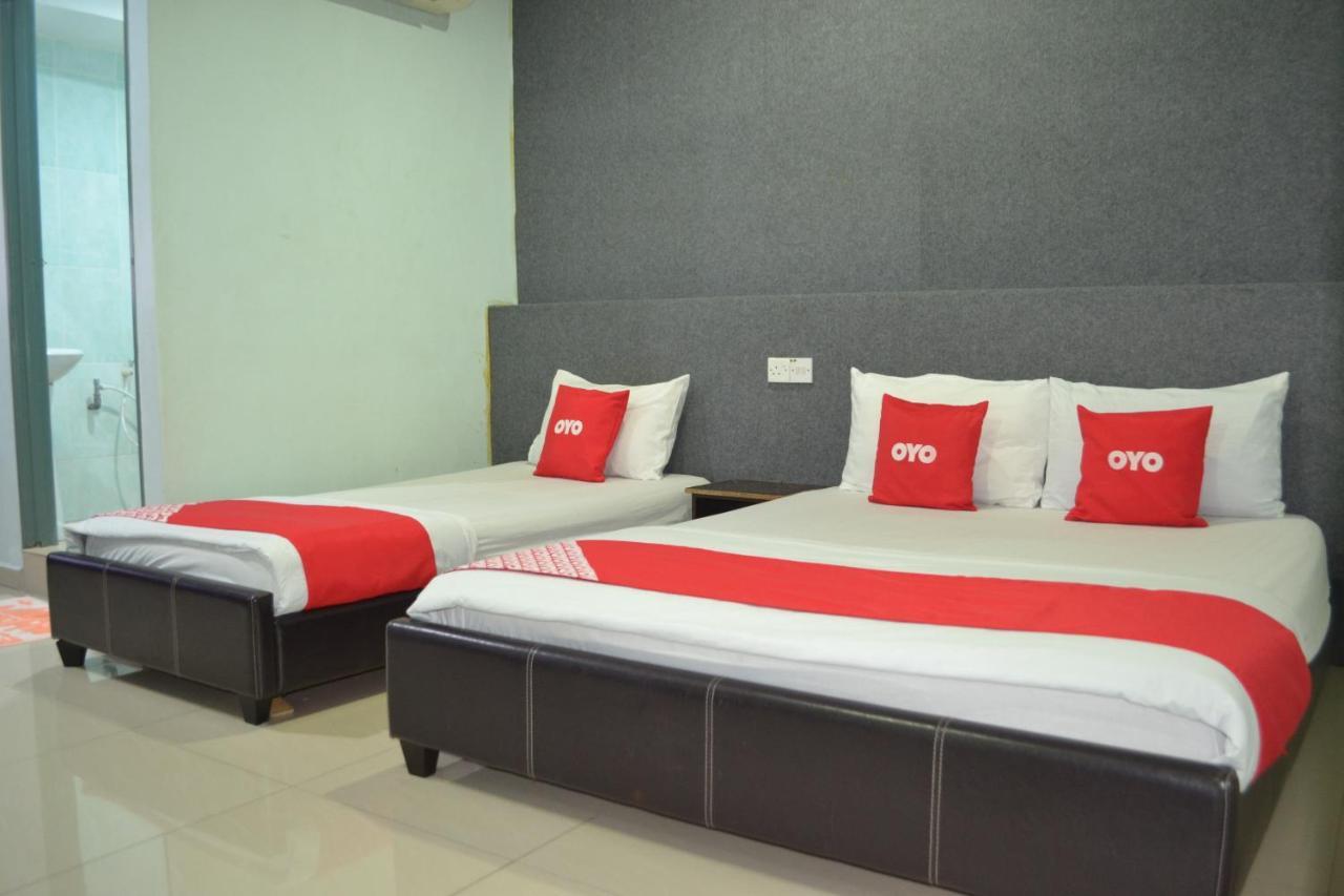 Oyo 89737 Hotel Tishoa Kampong Batu Tiga Ngoại thất bức ảnh
