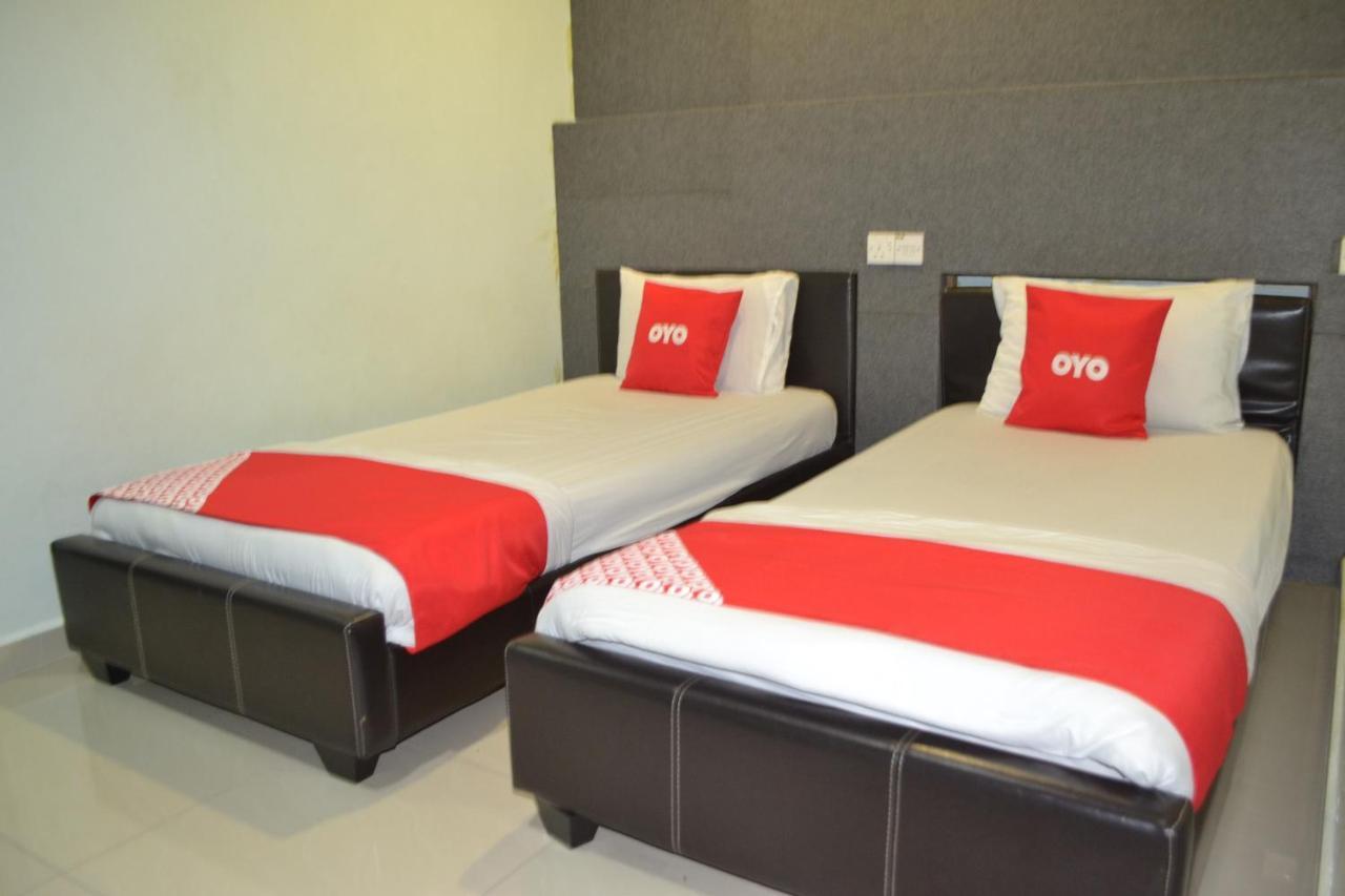Oyo 89737 Hotel Tishoa Kampong Batu Tiga Ngoại thất bức ảnh