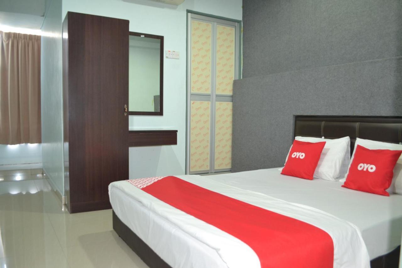 Oyo 89737 Hotel Tishoa Kampong Batu Tiga Ngoại thất bức ảnh