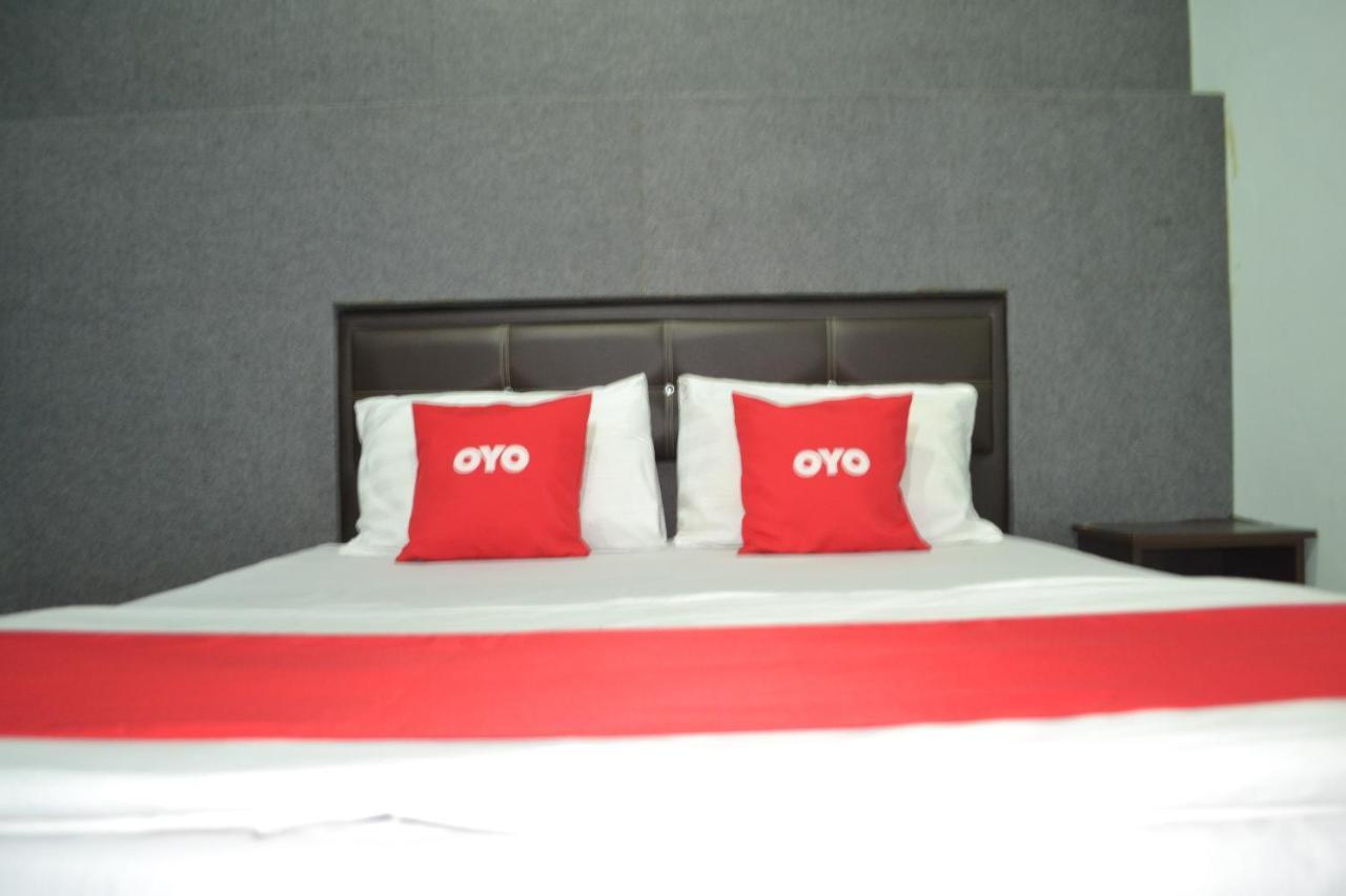Oyo 89737 Hotel Tishoa Kampong Batu Tiga Ngoại thất bức ảnh