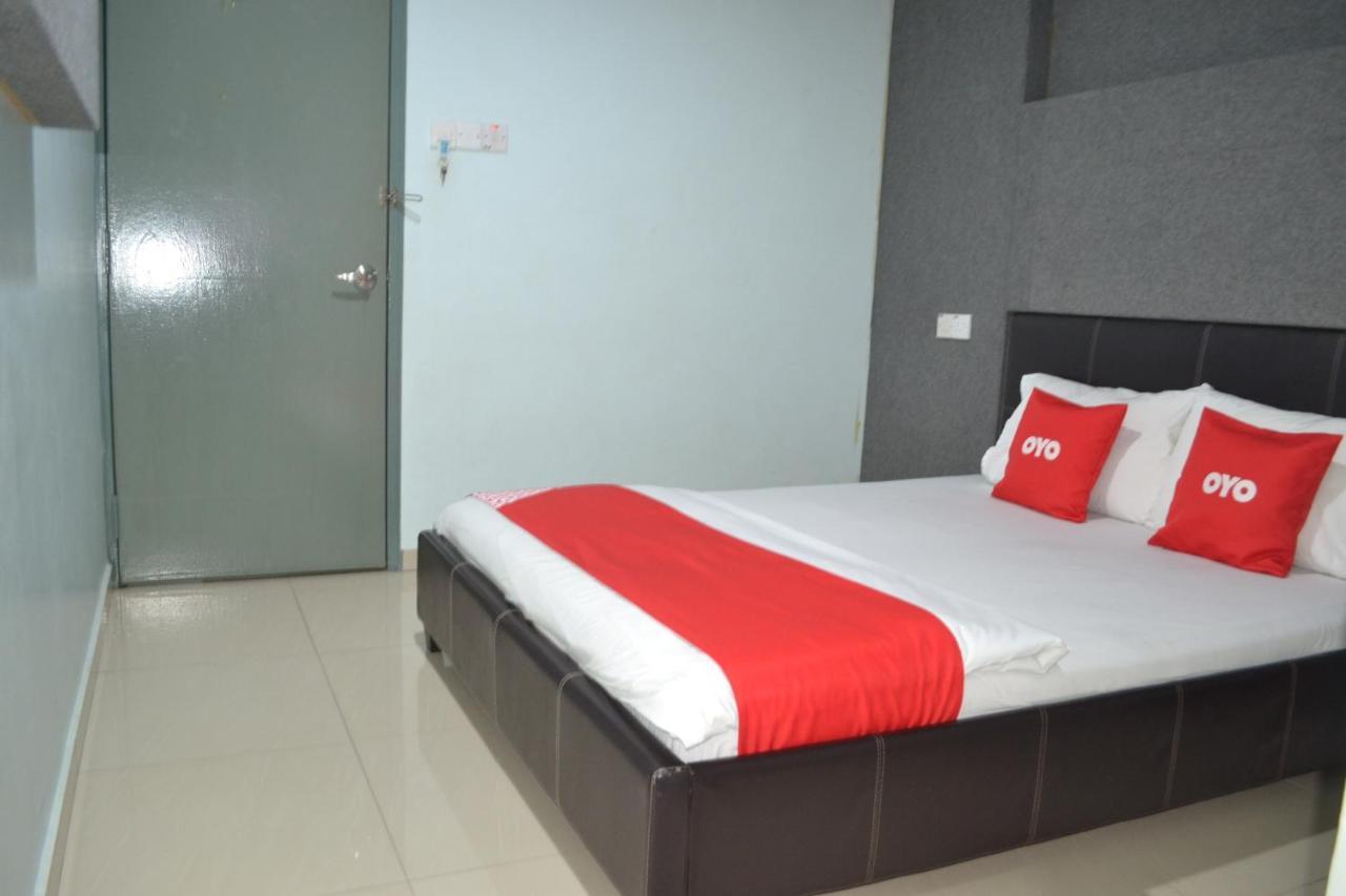 Oyo 89737 Hotel Tishoa Kampong Batu Tiga Ngoại thất bức ảnh